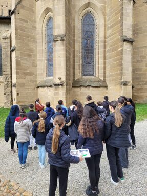 les élèves découvrent l'Abbaye.jpg