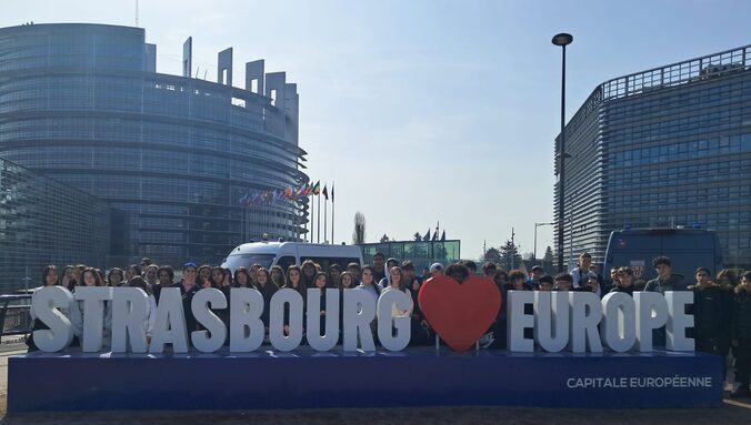 Les élèves devant le Parlement européen de Strasbourg